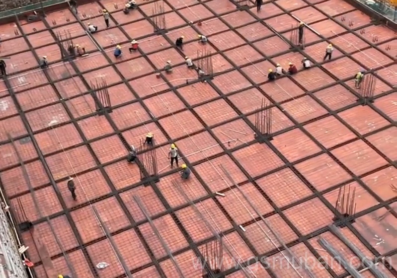 一張建筑紅模板樣品，促成合作案例